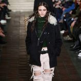 Abrigo y pantalones rotos de Alexander Wang en la New York Fashion Week para otoño/invierno 2016/2017