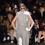 Bufanda efecto top de Christian Siriano en la Fashion Week de Nueva York para otoño/invierno 2016/2017