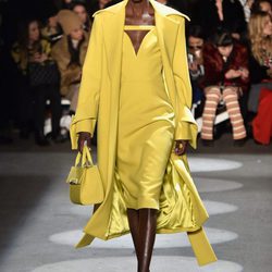 Vestido midi amarillo de Christian Siriano en la Fashion Week de Nueva York para otoño/invierno 2016/2017