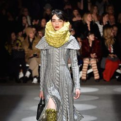 Look de lana en acabado crochet de Christian Siriano en la Fashion Week de Nueva York para otoño/invierno 2016/2017
