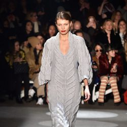 Vestido lana gris de Christian Siriano en la Fashion Week de Nueva York para otoño/invierno 2016/2017