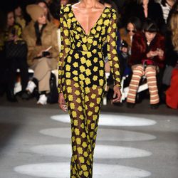 Vestido recto con estampado amarillo de Christian Siriano en la Fashion Week de Nueva York para otoño/invierno 2016/2017