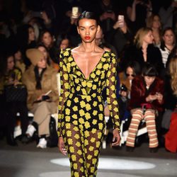 Vestido recto con estampado amarillo de Christian Siriano en la Fashion Week de Nueva York para otoño/invierno 2016/2017