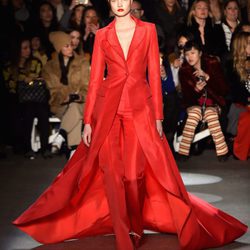 Abrigo efecto capa de Christian Siriano en la Fashion Week de Nueva York para otoño/invierno 2016/2017