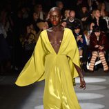 Vestido vaporoso amarillo de Christian Siriano en la Fashion Week de Nueva York para otoño/invierno 2016/2017