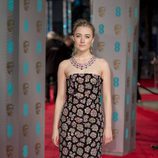 Saoirse Ronan con un diseño de Burberry en la alfombra roja de los BAFTA 2016