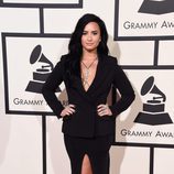 Demi Lovato con un vestido largo de aberturas y manga larga en la alfombra roja de los Premios Grammy 2016