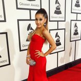 Ariana Grande con un vestido rojo de tirantes finos en la alfombra roja de los Premios Grammy 2016