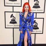 Lady Gaga con un extravagante look en la alfombra roja de los Premios Grammy 2016