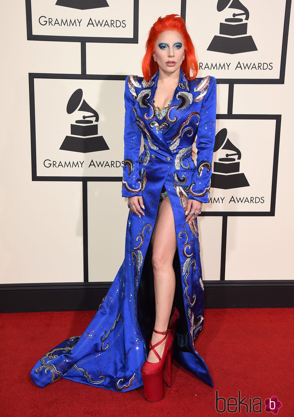 Lady Gaga con un extravagante look en la alfombra roja de los Premios Grammy 2016