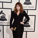 Meghan Trainor con un vestido de glitter en la alfombra roja de los Premios Grammy 2016