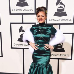Andra Day con un vestido en verde satinado en la alfombra roja de los Premios Grammy 2016