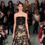 Vestido corte princesa negro de Oscar de la Renta en la New York FW para otoño/invierno 2016/2017