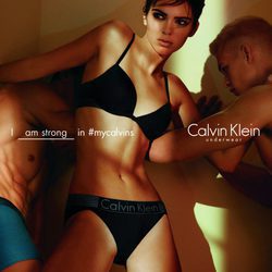 Kendall Jenney y dos modelos con conjunto sport de Calvin Klein para primavera/verano 2016
