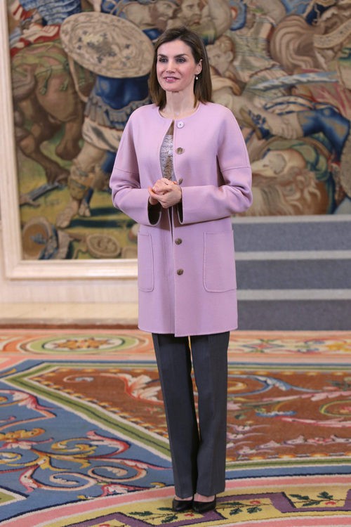 La Reina Letizia repite su abrigo rosa cuarzo