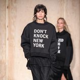 Sudadera con mensaje de DKNY en FW de Nueva York para otoño/invierno 2016/2017