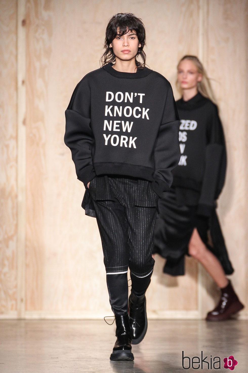 Sudadera con mensaje de DKNY en FW de Nueva York para otoño/invierno 2016/2017