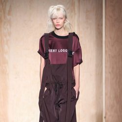 Look berenjena terciopelo de DKNY en FW de Nueva York para otoño/invierno 2016/2017