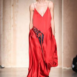 Vestido rojo escotado de DKNY en FW de Nueva York para otoño/invierno 2016/2017