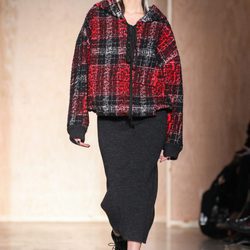 Abrigo tweed ancho de DKNY en FW de Nueva York para otoño/invierno 2016/2017