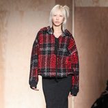 Abrigo tweed ancho de DKNY en FW de Nueva York para otoño/invierno 2016/2017