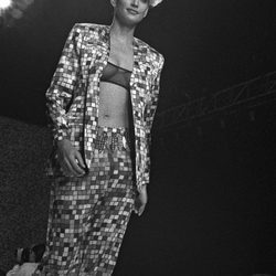 Cindy Crawford desfilando para Todd Oldham en 1995 en Nueva York