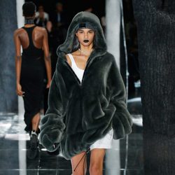 Maxi abrigo de pelo de Fenty by Rihanna en la FW de Nueva York para otoño/invierno 2016/2017