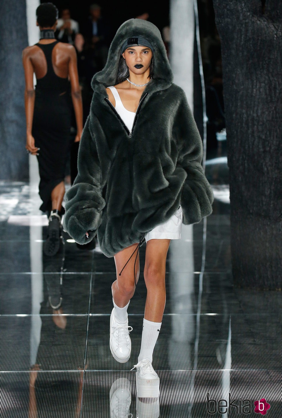 Maxi abrigo de pelo de Fenty by Rihanna en la FW de Nueva York para otoño/invierno 2016/2017