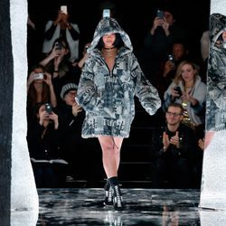 Rihanna con maxi abrigo de Fenty by Rihanna en la FW de Nueva York para otoño/invierno 2016/2017