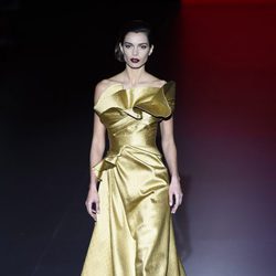 Vestido gala dorado de Hannibal Laguna con la FW de Madrid en otoño/invierno 2016/2017