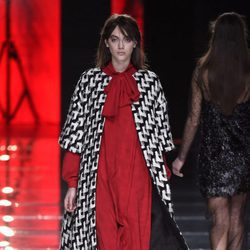 Vestido rojo y maxi abrigo de Duyos en la FW de Madrid para otoño/invierno 2016/2017