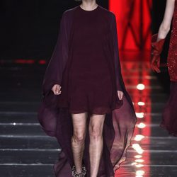Vestido borgoña de Duyos en la FW de Madrid para otoño/invierno 2016/2017