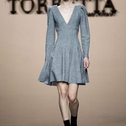 Vestido lady gris de Roberto Torretta en la FW de Madrid para otoño/invierno 2016/2017