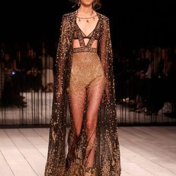 Vestido con detalles dorados de Alexander McQueen en la FW de Londres para otoño/invierno 2016/2017