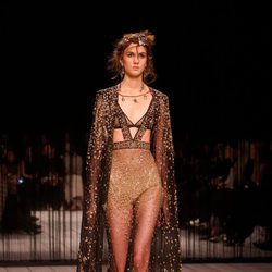 Vestido con detalles dorados de Alexander McQueen en la FW de Londres para otoño/invierno 2016/2017