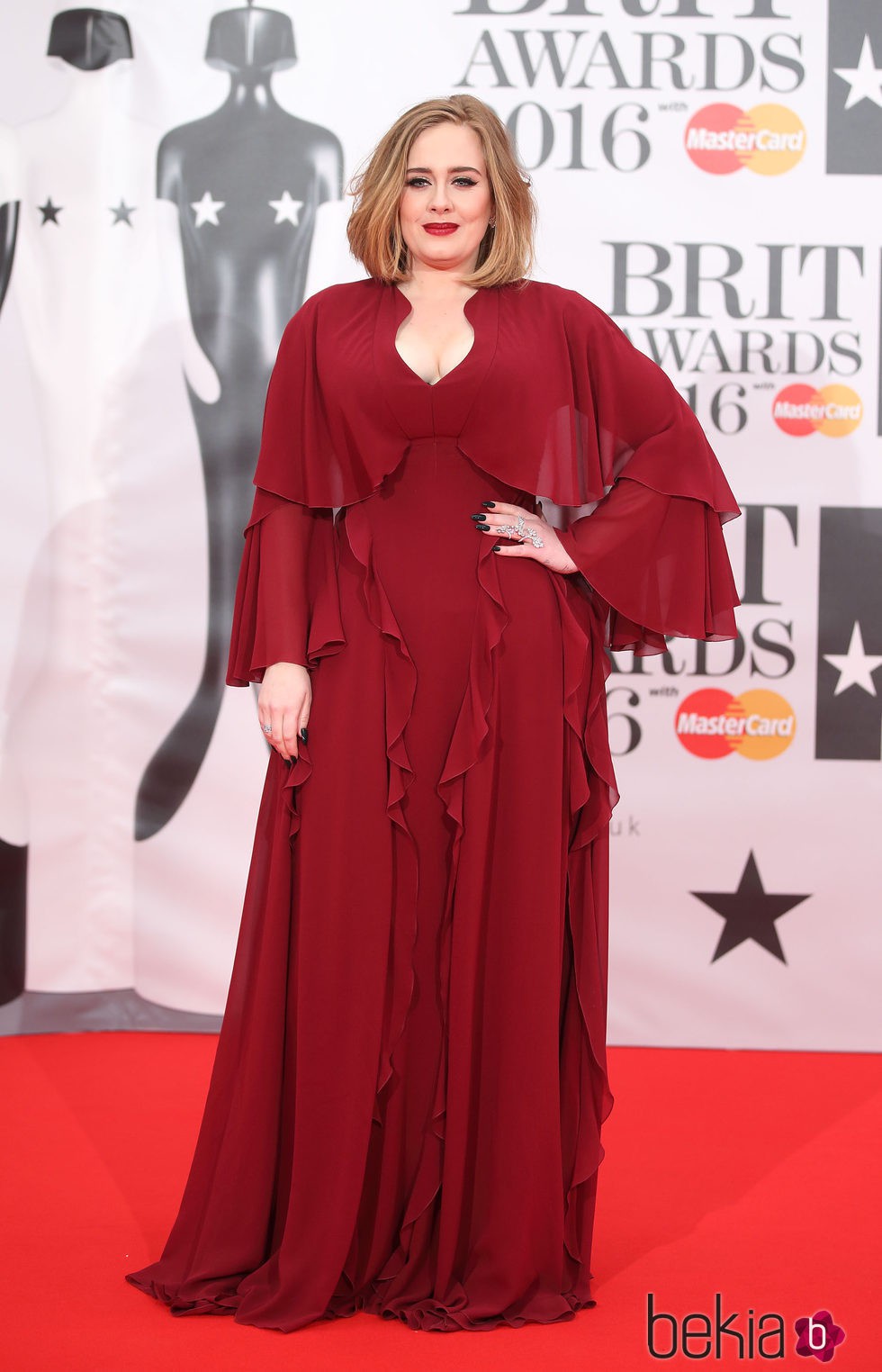 Adele en la alfombra roja de los Premios Brit 2016