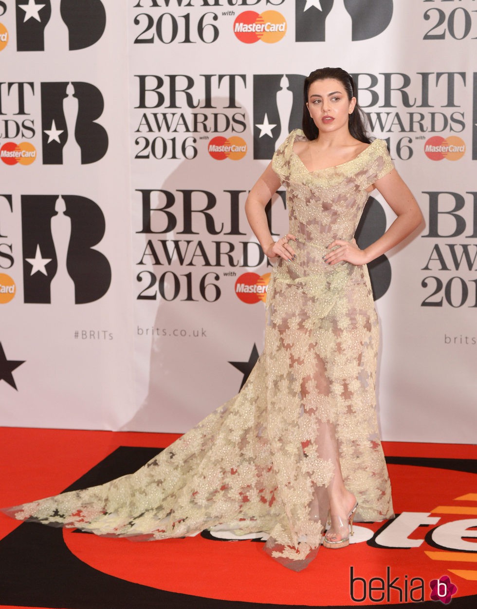 Charli XCX en la alfombra roja de los Premios Brit 2016