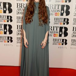 Birdy en la alfombra roja de los Premios Brit 2016