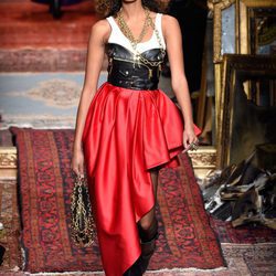 Vestido dos piezas estilo motero de Moschino en la FW de Milán para otoño/invierno 2016/2017