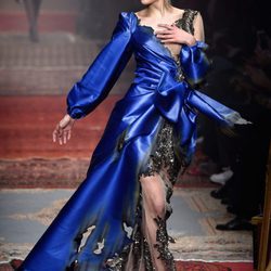 Vestido satinado azul klein de transparencias de Moschino en la FW de Milán para otoño/invierno 2016/2017