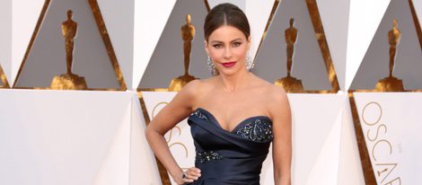 Sofía Vergara con un vestido de Marchesa en la alfombra roja de los Premios Oscar 2016