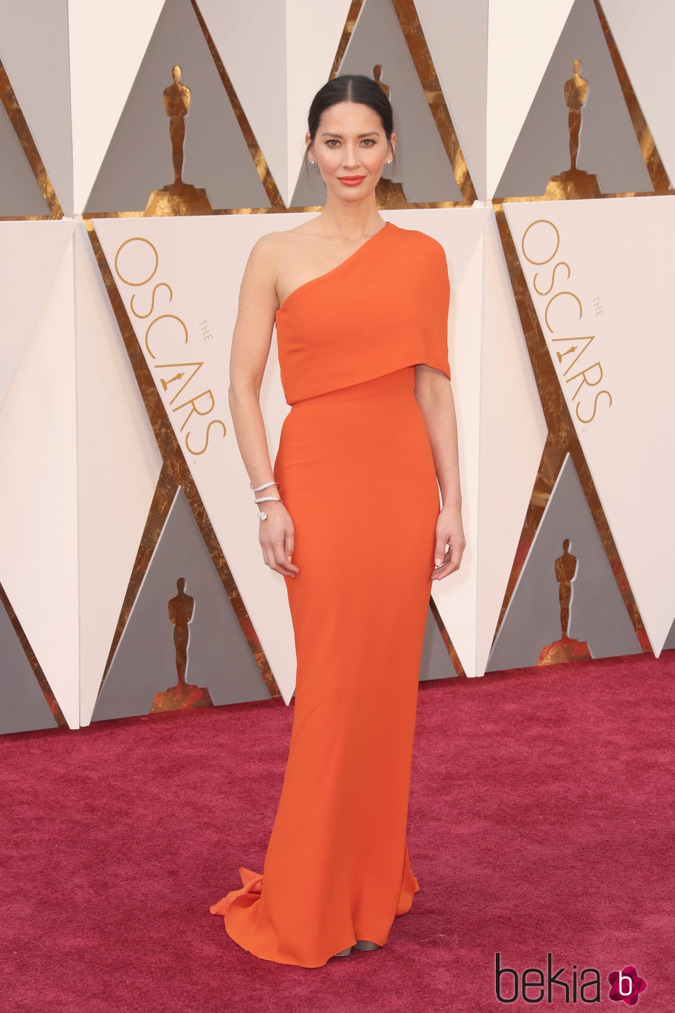 Olivia Munn con un vestido de Stella McCarthy en la alfombra roja en los Premios Oscar 2016