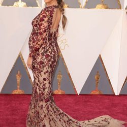 Chrissy Teigen con un vestido de Marchesa en la alfombra roja en los Premios Oscar 2016