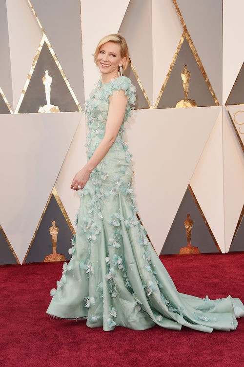 Cate Blanchett con un diseño azul de Armani Privé en la alfombra roja de los Premios Oscar 2016