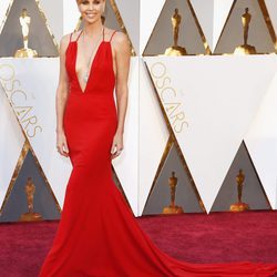 Charlize Theron con un vestido rojo de Dior en la alfombra roja de los Premios Oscar 2016