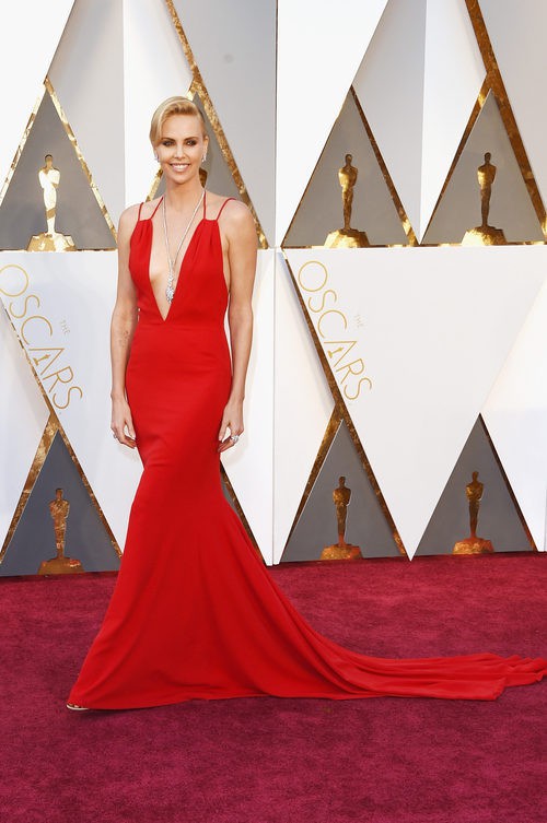 Charlize Theron con un vestido rojo de Dior en la alfombra roja de los Premios Oscar 2016