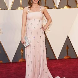 Emily Blunt con un vestido de Prada en la alfombra roja de los Premios Oscar 2016