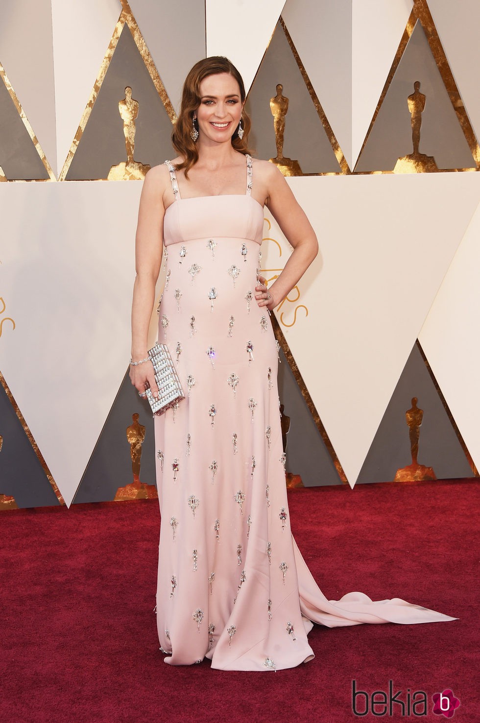 Emily Blunt con un vestido de Prada en la alfombra roja de los Premios Oscar 2016