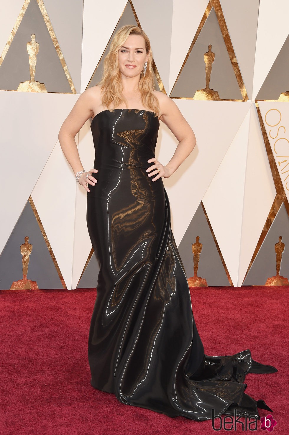 Kate Winslet con un diseño entallado negro de Ralph Lauren en los Premios Oscar 2016