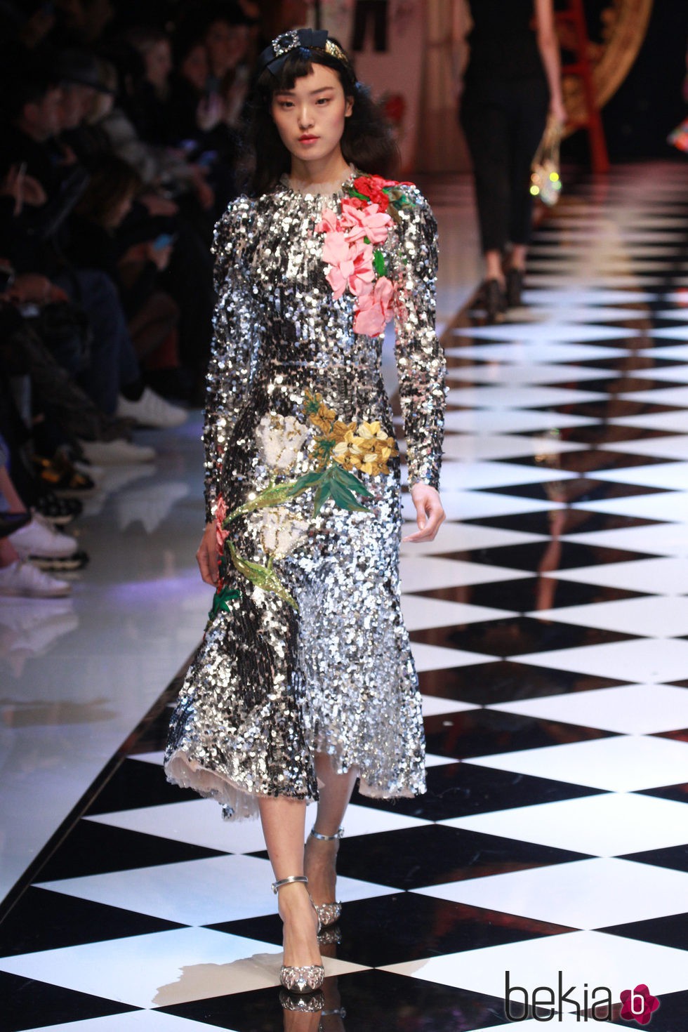 Vestido de lentejuelas plateadas de Dolce&Gabbana en la FW de Milán para otoño/invierno 2016/2017